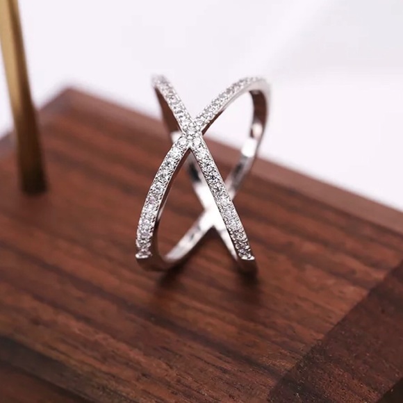 ✨✨ Criss Cross X Ring✨✨ - Picture 2 of 6